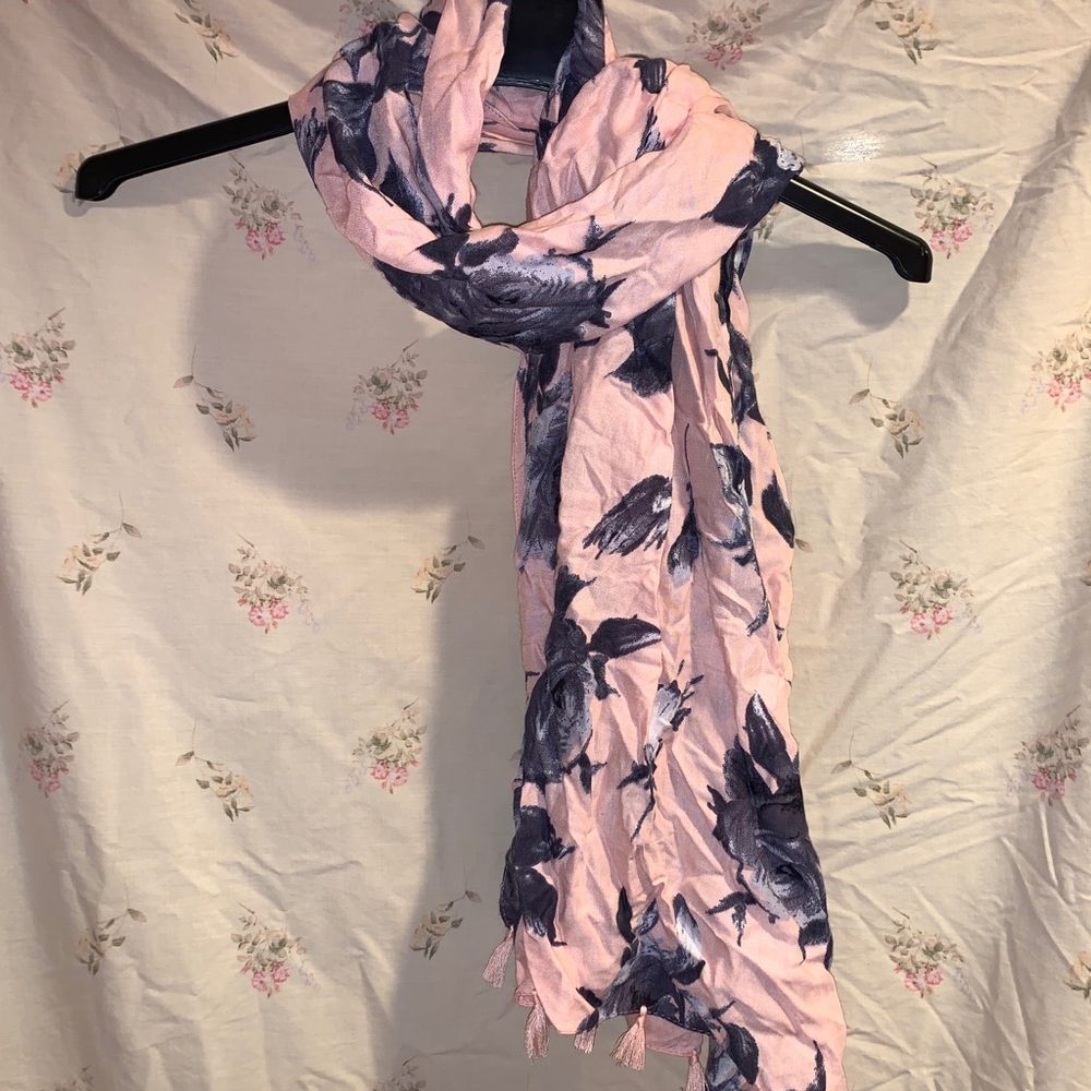 Pink pashmina scarf with flower pattern